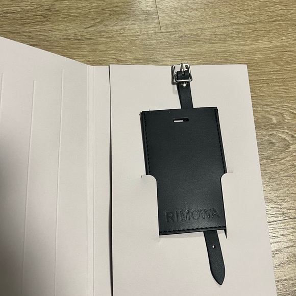 Rimowa essential cabin both green and pink avail - Picture 4 of 8